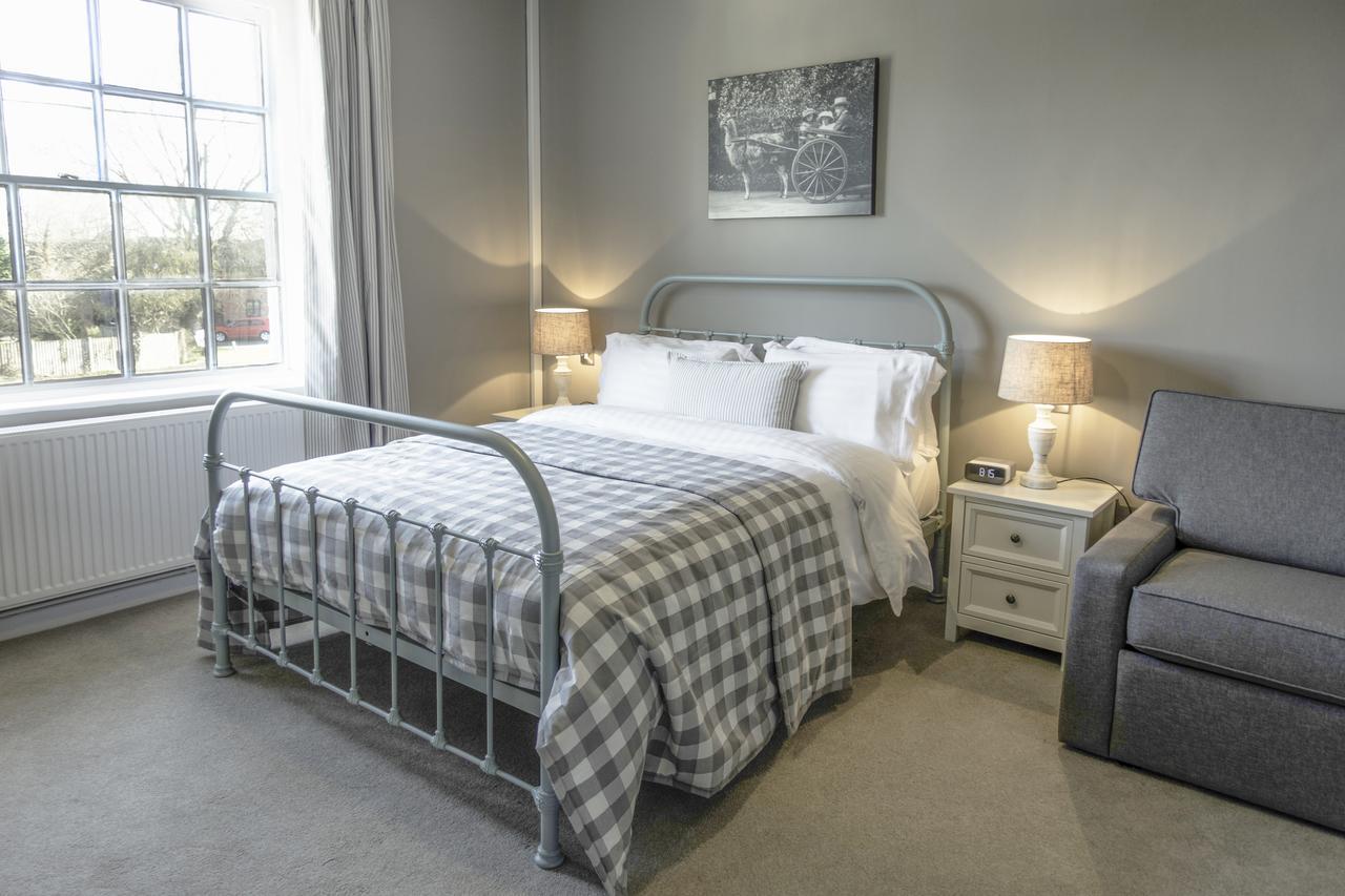The Saracens Head Bed & Breakfast Стафорд Екстериор снимка