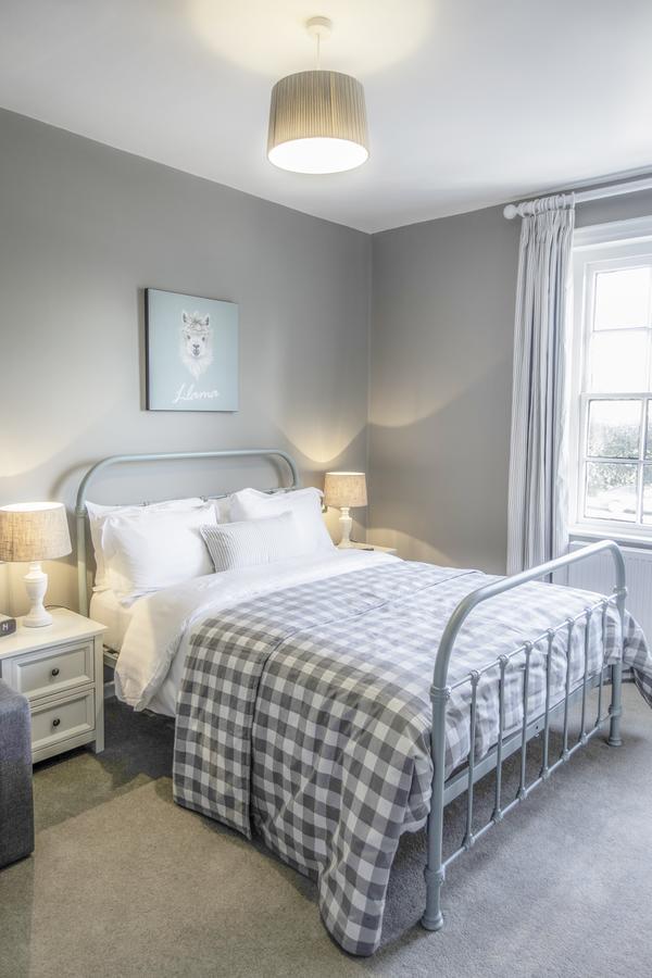 The Saracens Head Bed & Breakfast Стафорд Екстериор снимка